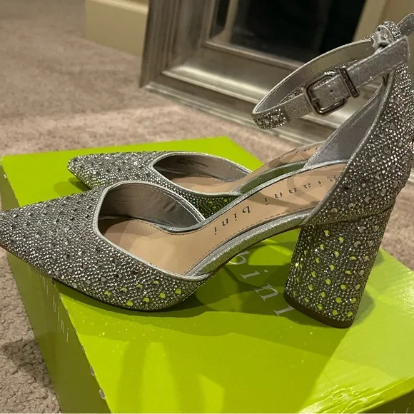 Gianni Bini size 6 silver formal shoes - Picture 9 of 15